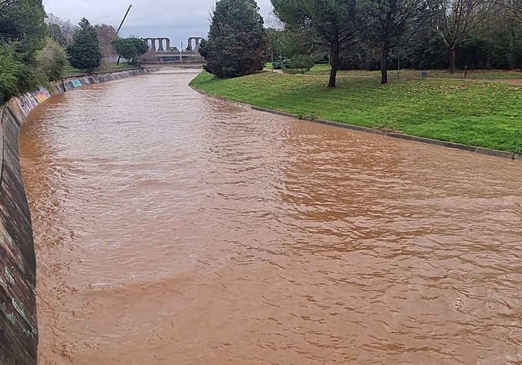 Mérida activa el protocolo de prevención y vigilancia en el entorno del Albarregas por la crecida de su cauce